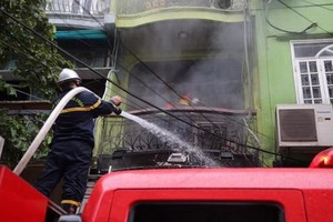 消防隊聞訊後趕抵現場展開滅火和營救行動。（圖源：黎夏）