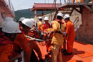 SAR 412號救護船的救援隊員及時趕至並將患者送上岸治療。（圖源：慶紅）