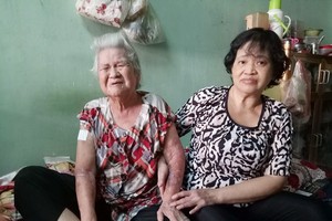 劉美正照顧患病的母親何妹。