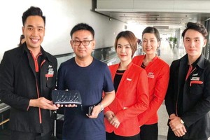 捷星太平洋航空公司乘務員組向失主歸還護照。