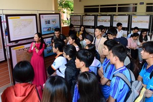 黃沙與長沙群島地圖與資料展吸引眾多大學生前來參觀。（圖源：Vietnamnet）