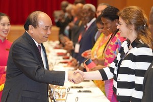 阮春福總理（前左）接見中東和非洲各國駐越大使。（圖源：Chinhphu.vn）