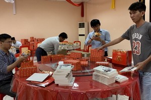 草堂禪寺志願者把《滄桑彙集》放到伴手禮“福袋”裡。