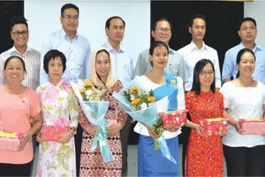 主辦方贈送禮物給考生合照。