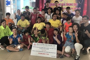 吳美玲秘書長（前排右四）及代表團與舊邑郡兒童輔育中心殘疾孤兒合影。