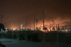 沙特兩處石油設施受無人機攻擊，其中遇襲設施是全球最大煉油廠，火勢已受控。（圖源：互聯網）
