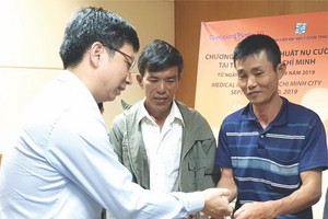 張煒行長贈送禮物給唇顎裂兒童及家長。