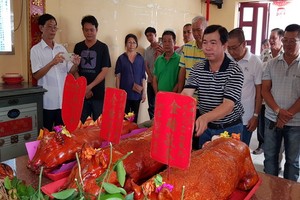 馮傳坤理事長獻上金豬祭拜祖先。