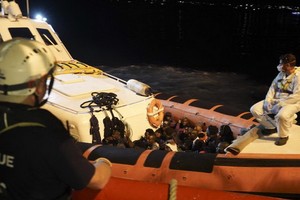 義大利14個月以來首次允許難民救援船靠岸。圖為難民自海洋維京號轉移至義大利海岸防衛隊的船隻。（圖源：AP）