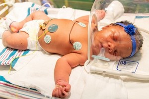 美國女嬰在9月11日晚上9時11分出生，重9磅11安士，三重巧合令父母和醫護人員相當驚訝。（圖源：互聯網）