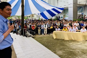 市醫藥大學華人校長陳葉俊副教授、博士在“新生開啟新里程盛會”上發表講話。