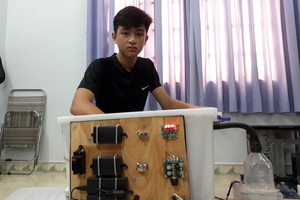 杜煌英與其自創的孵蛋機。