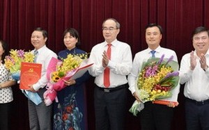 市領導向５位同志頒發委任《決定》。（圖源：越勇）