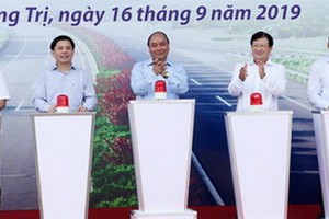 政府總理阮春福（中）、副總理鄭廷勇（右三）及多位地方領導出席動工儀式。（圖源：俊馮）