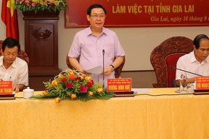 政府副總理王廷惠（中）在會上發表講話。（圖源：陳蓉）