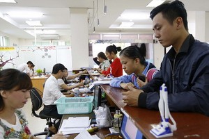 民眾在市社保機關辦理手續。