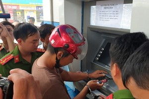 涉案嫌犯連裕（戴頭盔者）被押返作案現場進行案件重演。