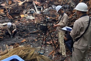 軍隊力量仍繼續開展處理曙光公司火警後環境污染的消毒措施。（圖源：TNO）