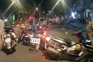 職能力量聞訊後趕抵事發現場、追捕若干對象並沒收空子彈殼及銳器。（圖源：阮龍）