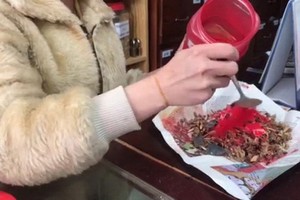 雄黃粉末被加入到清潔房屋的芳香療法藥包。