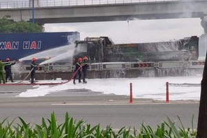 消防隊員趕抵現場滅火。（圖源：互聯網）