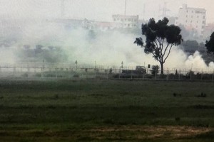 農民在內牌機場附近燃燒稻草造成煙霧瀰漫，影響飛機起降安全。（圖源：英維）