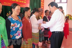 88名老撾公民加入越南籍儀式現場一瞥。（圖源：越通社）