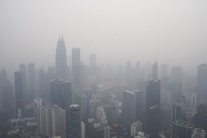 當地時間9月18日，受印度尼西亞持續森林火災，馬來西亞吉隆坡出現嚴重空氣污染。（圖源：AP）