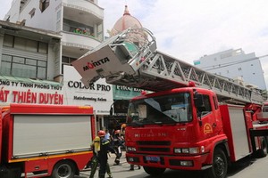 消防隊聞訊後趕抵現場展開滅火和營救行動。（圖源：明嚴）