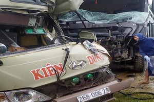 猛烈的撞擊導致客車車頭完全變形，許多碎片撒落滿地，6人受傷。（圖源：FB）