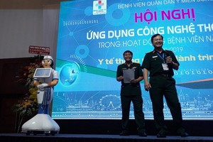 外貌酷似美貌女護士機器人阿芯（左）在回答出席者的提問。（圖源：黃祿）