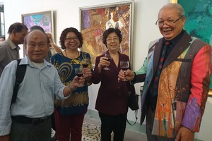 劉金華主席、張四妹、張路畫家祝賀淵輝畫家（右一）。