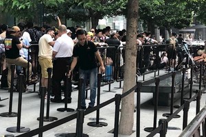 眾多蘋果迷在新加坡 Apple Store Orchard門市前排隊購買iPhone 11。（圖源：成福）