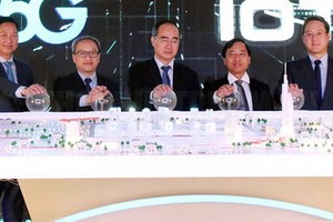 市委書記阮善仁（中）參加 5G 服務啟用儀式。（圖源：進力）