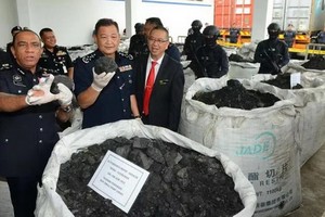 馬來西亞警方20日舉行發佈會，宣佈其於近日破獲一起毒品案，查獲總重約12噸，價值24億林吉特的可卡因。（圖源：互聯網）