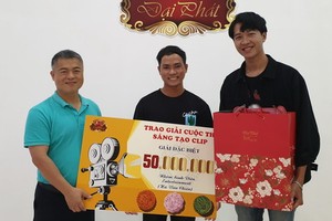 大發餅家總經理許玉林頒發特別獎。