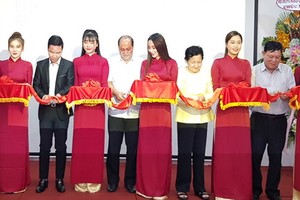 第六郡人委會領導與企業家為新會場啟用舉行剪綵儀式。