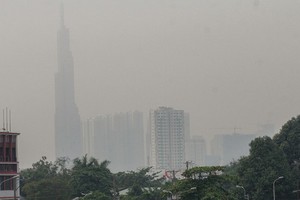 本市多個區域被濃厚的大霧籠罩，天氣比平日更涼。（圖源：周俊）