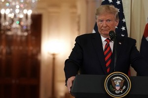 美國總統特朗普當地時間20日在白宮宣佈，對伊朗中央銀行實施制裁。（圖源：Getty Images）