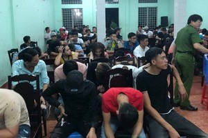 對毒品呈陽性反應的145名男女青年被扣留在公安派出所。（圖源：明心）