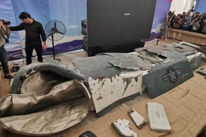 伊朗首次展出擊落 RQ-4 “全球鷹”無人機部分殘骸。（圖源：互聯網）