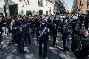 9月21日，在法國巴黎，警察在香榭麗舍大街上與示威者對峙。（圖源：新華社）