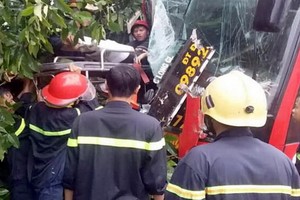 救援力量趕到現場營救被困在客車內的乘客。（圖源：清橋）