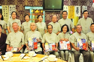 執委會向高齡會員贈送禮物祝賀。