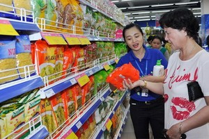 消費者在超市選購國貨。