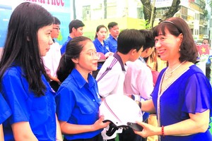 祥源公司經理杜如美向青少年贈送安全帽。