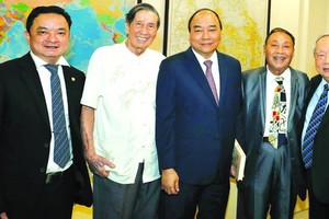 政府總理阮春福（中）出席越南少年軍校成立70週年紀念聚會。（圖源：越通社）