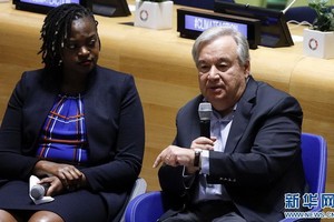  9月21日，在紐約聯合國總部，聯合國秘書長古特雷斯(右)在聯合國“青年氣候峰會”上講話。（圖源：新華社）