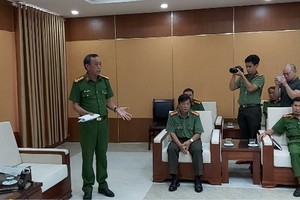 峴港市公安廳副廳長、調查警察機關首長陳謀大校（左）在記者會上表示：將審判拍製色情短片外國團夥。（圖源：段強）