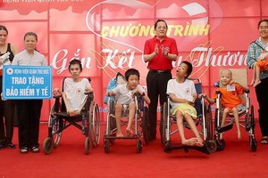 守德郡醫院向家境貧困病人贈送禮物。